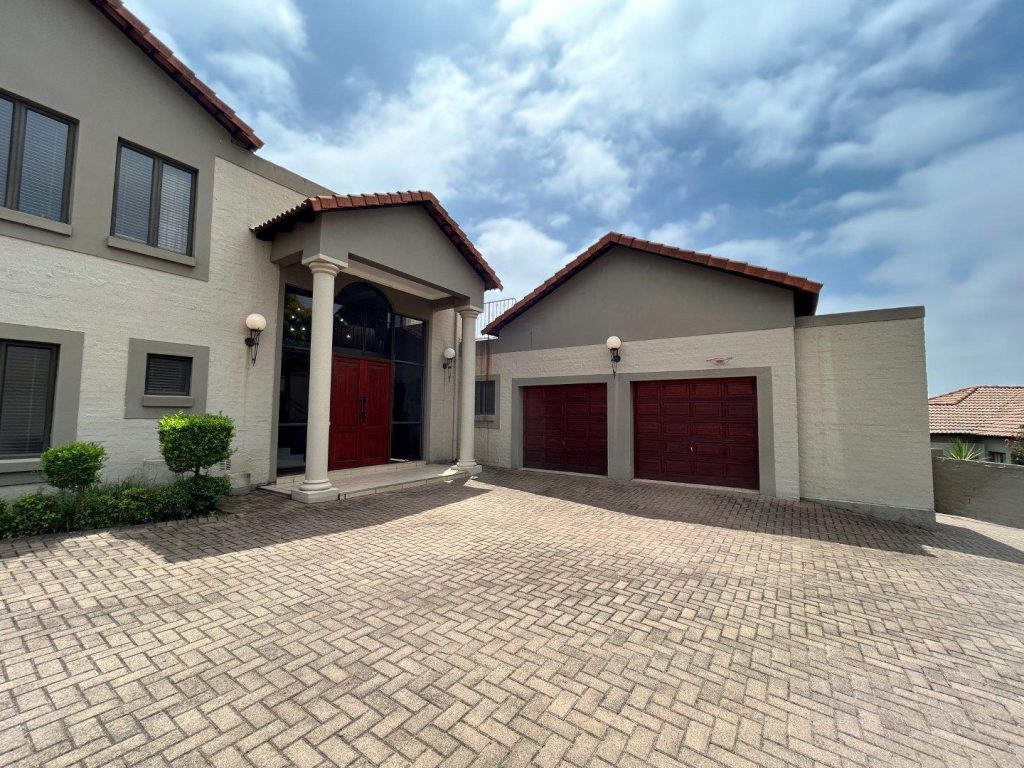 5 Bedroom Townhouse to Rent in Schuinshoogte