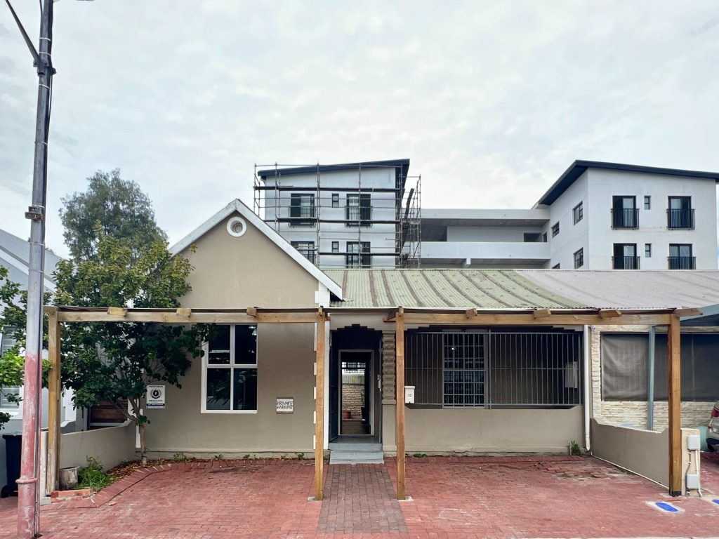 3 Bedroom House For Sale in Claremont, Cape Town