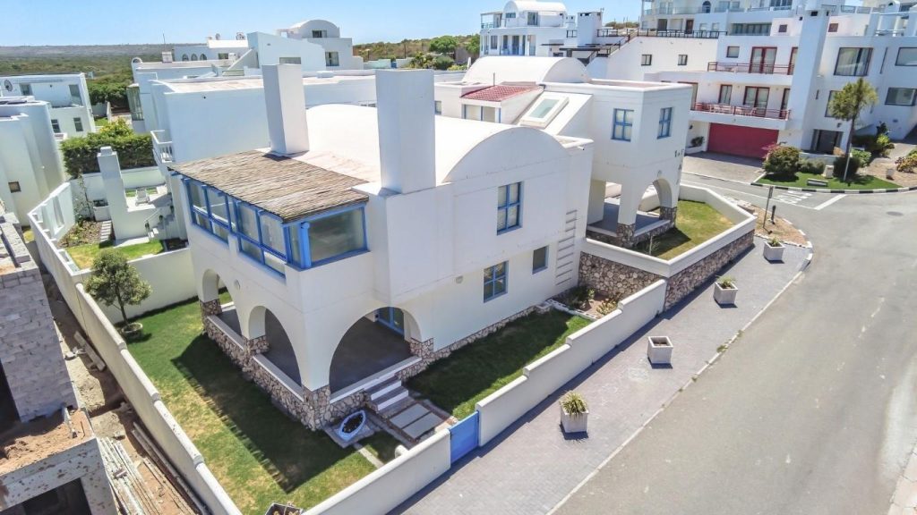 4 Bedroom House for Sale in Paradise Beach