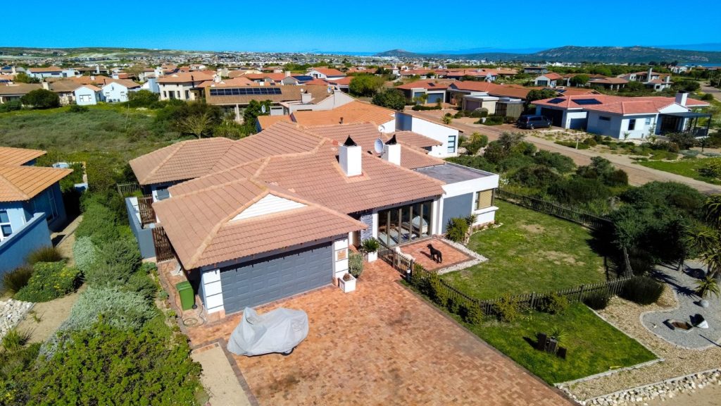Luxury Living in an Exclusive Golf Estate