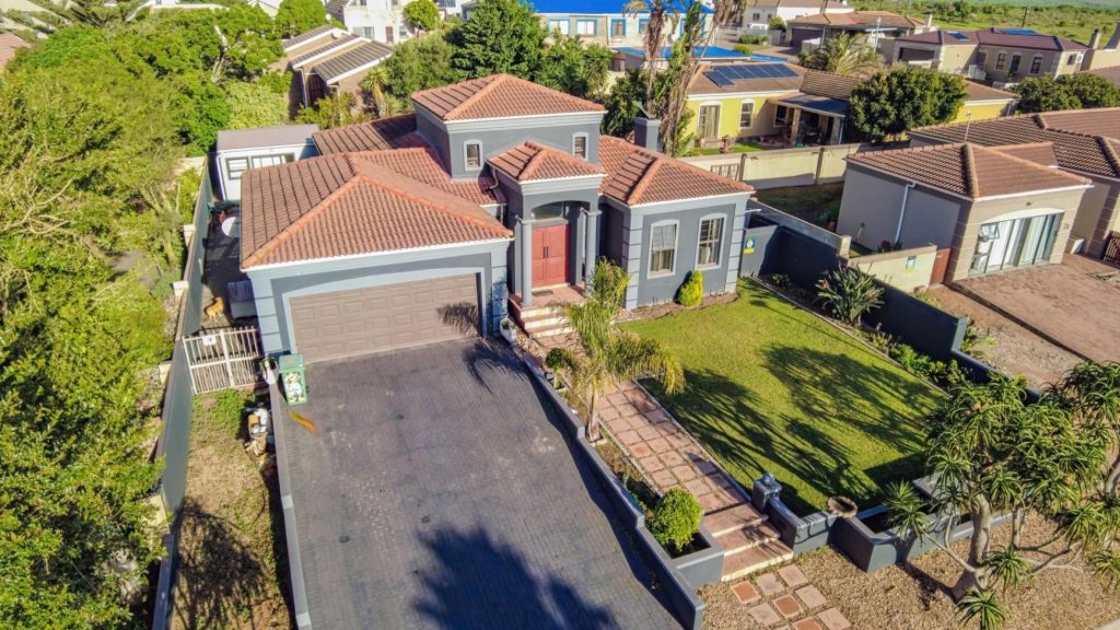 3 Bedroom House for Sale in Bluewater Bay